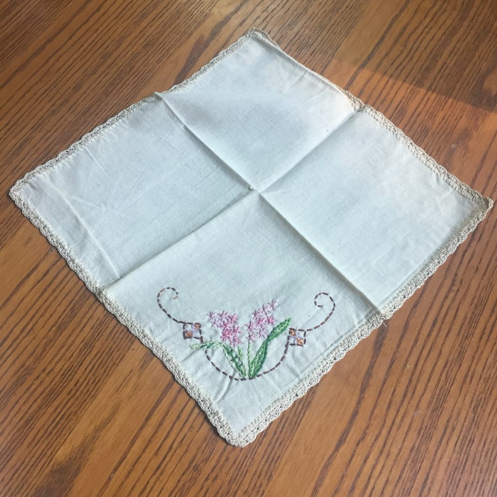 VTG Embroidered Tablecloth 4 Napkins Lilacs - Picture 13 of 15